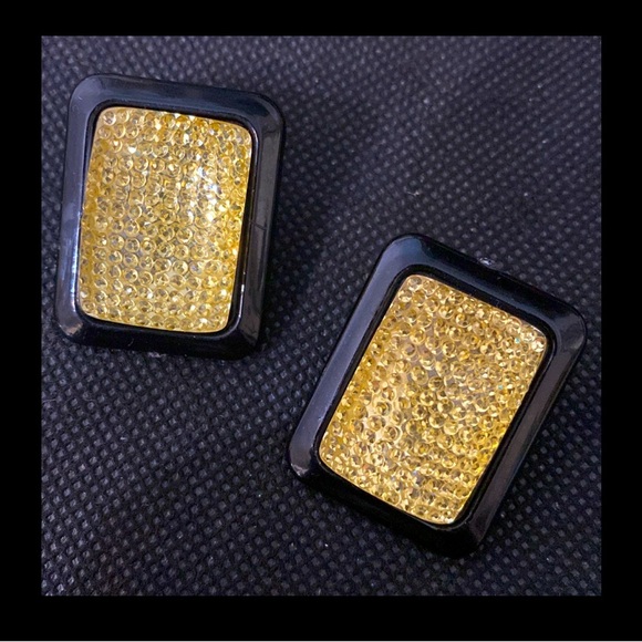 Vintage Acrylic Yellow/silver pendant necklace with matching pierced earrings - Picture 4 of 12